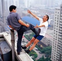 На все ради фото: экстремалы фотографируются на небоскребах без страховки