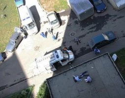На все ради фото: экстремалы фотографируются на небоскребах без страховки