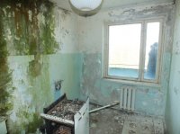 Не, порожне. Не так я это вижу. Надо вот эдак:
Поставьте парты и стулья, которые там найдёте, примерно так, как они стояли ранее. В божеский вид ничего приводить не надо. Остальное оставьте всё как есть. Потом рассадите учеников (настоящих детей) - как полагается: чистая, ухоженная, школьная форма середины 80-х, портфели рядом с партами. Поставьте училку  с указкой в руках перед доской, карту на доске натяните или биссектрису параллелограмма нарисуйте мелом - чётко, ярко выраженно, как будто бы только что училка её и нарисовала...
Жизни придайте - один тянет руку, другой ковыряется в носу, третий дёргает девчонку за косу, четвёртый - пухлик, бутер с колбасой и маслом жуёт тихонько под партой и т.д. На ваш вкус и цвет, в общем. А потом уж фотографируйте... = )

Или вот, пример для начинающих, 1-го уровня:
Поставьте газплиту на место. Ну и кухонный столик, если найдёте. Не нашли именно кухонный - тогда любой другой, не суть. В СССР с этим не особо заморачивались. Стулья расставьте. Пригласите пару человек - на роль мужа и на роль ребёнка (форма одежды - соответствующая "домашнему стилю" начала 80-х). Которые застынут на фотографии за столом "в ожидании ужина".

Хозяюшки с поварёшкой не хватает, верно? И дымящейся кастрюли на плите. Ясное дело - искусственное освещение добавьте. Ведь за окном будет поздний вечер - муж только что пришёл с работы, ребёнок дурака валяет уже который час, с тех пор, как явился с "продлёнки" = )
***
А после ужина все вместе смотрят новёхонький, только что купленный, цветной телевизор марки "Рубин". Сначала телепередачу "Спокойной ночи, малыши!" А затем "Время" - информационную телевизионную программу Центрального телевидения Гостелерадио СССР:
 
...блджад! Да какого хера я до сих пор придумываю всё это для человека, который потом невозбранно воспользуется моими идеями? Будь он проклят, короче. Пусть сам дальше выдумывает. А мне недосуг = )
