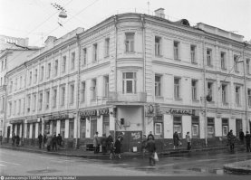 Легендарный пивной бар "Ладья" (в народе - "Яма") в Москве, располагавшийся на пересечении Большой Дмитровки и Столешникова переулка. Место, где снимали эпизод из "Берегись автомобиля". ЕДИНСТВЕННОЕ место в центре Москвы, где в мрачные безалкогольные горбачевские времена можно было выпить пивка.