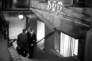 Легендарный пивной бар "Ладья" (в народе - "Яма") в Москве, располагавшийся на пересечении Большой Дмитровки и Столешникова переулка. Место, где снимали эпизод из "Берегись автомобиля". ЕДИНСТВЕННОЕ место в центре Москвы, где в мрачные безалкогольные горбачевские времена можно было выпить пивка.