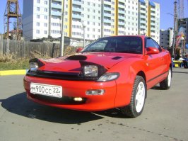 История такая со мной приключилась. Жили за городом и приобрел батя Toyota Celica подобного вида как на картинке. тачка стояла во дворе, и дело было летом жара +35 дома никого только я, и машина мечты(моей) во дворе - в которую меня не пускали тк. был мелким мало ли что сломаю=) ну я радостный взял ключи начал все изучать и добрался до багажника, а там ковролин мягонький был все чистенько удобно, ну я взял и залез в багажник а потом взял и специально!! закрыл багажник(закрыл себя дятел) а на улице +35 какой я дебил я понял буквально через 30 секунд т.к дышать там вообще нечем было. Сауна ковролиновая. Минут 40 я там провел( орать бессмысленно до ближайшего соседа метров 500 дома никого), и вот спустя 40 минут я уже в агонии начал биться во все щели этого чертового багажника пытаясь выбратся и тут я вспоминаю что на задних сиденьях какие то пимпы были сверху я давай руку протискивать к задним сиденьям с трудом уже почти отключаясь от жары мне это удалось и я смог сложить эти седенья и пулей вылететь и этой машины смерти а до прихода родителей оставалось еще часов 5.  И смешно и плакать хочется от своей тупости в тот момент но что было то было. т.ч при желании я думаю с любой машины таким образом выбраться можно. главное чтобы мотивация была )