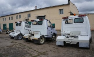 Как у этих с управляемостью? Похоже, что у них колея больше базы. 
При таких данных, они должны ездить только прямо.
А зачем вообще такие уродцы применяются?