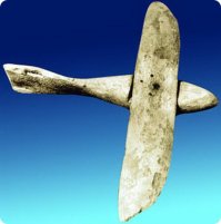 Чуваки, конечно молодцы! Герои, умудрились опровергнуть офиц. науку, но я вот прям вижу как тысячи индейцев строят плоты, чтобы с семьями поплыть куда глаза глядят! Откуда они могли знать куда приплывут, приплывут ли вообще, есть ли там еще что-то кроме воды и края Земли, и что там делать? Зачем им нужен был этот массовый суицид? Попахивает идиотизмом... Или все было совсем не там, и у парней того времени были вполне себе нормальные корабли, компасы и карты.. А глядя на сооружения которые остались от тех парней, не удивлюсь, что у них были даже самолеты, миниатюрные копии которых до сих пор находят в Америке.