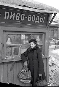 Посмотрел на эту фотографию и как то грустно стало. Симпатичная девушка, старое, обшарпанное пальто. Наверное, так и прожила свою жизнь в каком нибудь бараке, считая каждую копейку.