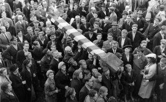 Хорош п*и*здеть в одни ворота. Вот славные и весёлые поляки менее чем за год до Бреста, посдн Мюнхенского сговора (стороны: Великобритания-Германия-Франция), когда они дербаннили с немцами и венграми при попустительстве европейских демократий Чехословакию. Тогда они были повеселее: