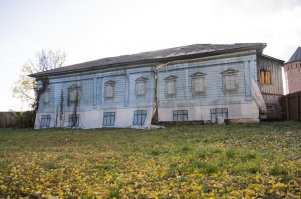 Да, Суздаль особенный, Это город-музей. В центральной части запрещено строительство выше трёх этажей и каждый проект надо утверждать)) Дом ты снести НЕ МОЖЕШЬ, ибо это культурная ценность - перестроить, или построить новый - да, но утверждай проект. ЕСЛИ МЕНЯЕШЬ фундамент - проводи раскопки)) или давай на лапу приличную сумму. Там нет ни одного бетонного строения в черте старого города (я не видел), даже автовокзал, тур-комплекс и спальный район вынесены за основной периметр города.  Ужасающая картина наблюдалась в нулевых годах - пол города в руинах, пустые дома, до сих пор гнилых и пустых домов масса, ибо за участочек просят по 5-10 лямов.  Сейчас отстраивают, не всегда достойно, но домиков красивых масса. Хочется верить что К Путину вешают плакаты - пожалуйста. Я их наблюдая каждый год и с Вованом и Димосом не пересекался. Мало того, что наблюдаю, так и фоткаю))

По поводу берёзок - Народ Возмутился, на местном уровне шумиха была (телек/блоги). Лично наблюдал этот пиз/дец. Вроде обещали больше такой хрнёй не страдать, но кто их знает?