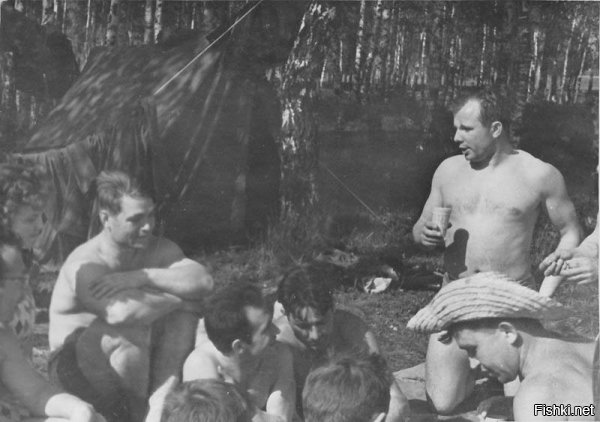 Это не самолёт, это ушедшая не когда великая страна больших достижений



Эти два перца не просто знали друг друга с молодости, они достигли больших высот очень не просто так... Эти две фигуры - руки одной большой головы (или ряда очень крупных компаний, называйте как хотите)
Ну и "Microsoft случайно получила в ноябре 1985 бессрочную лицензию на использование интерфейса Mac"



Молодой Лукас начал работу над  Звёздными войнами  в 1974 году. Имея производственный бюджет в размере 11 миллионов долларов США, выпущенный 25 мая 1977 года фильм, стал одним из самых успешных за всю историю, собрав $215 миллионов в США и $337 миллионов за границей... Как видно спецэффекты очень даже окупаются, а в руках талантливых режиссёров - окупаются многократно



Хороша чертовка



Одно - наш человек.



Кто бы мог подумать, что через каких то 11 лет это чудо дитя расстреляют в подвале...