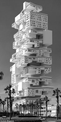 Вот эти два небоскреба похожи: первый - на нагромождение коробок, второй - на нагромождение хибар, времянок и прочего всякого самостроя. Ну или на кучу разноцветных коробок))
И еще напомнили рассказ Хайнлайна "Дом, который построил Тил")) 
Про то, как построил чувак дом в виде четырёхмерного гиперкуба и в конце концов ухнул в непоймикакое параллельное измерение)))