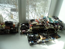Сам на мусорке работаю. Сначала на Камазе катался, бачки собирал. Камаз сломался, катаюсь на ГАЗоне, крупногабарит собираю. Отвожу всё это на свалку. Люди выбрасывают очень много интересного хлама.
Нашёл уже с десяток материнских плат, в основном Socket 775, но есть Ам3, 1155 и т.д.
Несколько интересных раритетов (коллекционирую старые процессоры и мат.платы). Плата со встроенным процессором С7-D. Ради интереса поставил на неё семёрку. Индекс производительности процессора аж 1.4 балла!  
Интересный вариант - плата mini-ITX с двухядерным атомом. Буду комп под торренты делать.
Горстка процессоров, прада в основном Целерончики, но были и C2D.
Штук пять мониторов ЖК.
Что-то друзьям подарил, у товарища дети за компьютер дрались, теперь у них два компьютера. Что-то даже продать удалось.
Блоков питания с пару десятков.
Парочку саб-вуферов - буду музыку в гараже делать.

Очень интересный вариант ASUS P5Q-E. Ради интереса мега-комп соберу, да в отпуск отвезу, пусть там пылится. Буду раз в год месяцок играться. Заказал на али Xeon 5472 и 8 гигов оперативы. GTX560 уже был у меня.