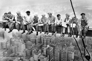 На все ради фото: экстремалы фотографируются на небоскребах без страховки