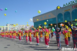 У нас в РК 1 мая День единства народов Казахстана , в нашем городе было с утра очень весело , празднично . Все люди нарядные , улыбчивые