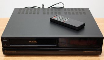 В 1987 вышла  Электроника-ВМЦ-8220    по сути это был Samsung VX-8220, только с русскими буквами. Электроника-ВМЦ-8220

Стоило такое чудо 3000 рублей, и это чудо было с пультом! Владеть ВМЦ-8220 было настолько же круто, как курить кишинёвское  Мальборо .