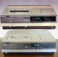 В 1984 первым массовым советским устройством формата VHS стала знаменитая  Электроника-ВМ-12 , нагло скопированная с японского  Panasonic NV-2000  образца 1975 года.