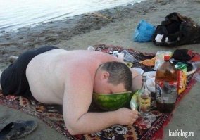 На самом деле плод арбуза называется тыквина, точно так же, как плоды других растений семейства Тыквенных (Cucurbitaceae) - дыни, тыквы, огурца. А дело в том, что тыквина - это разновидность ягоды! Ну чё? Может по ягодке? А как называть те, или иные культурные растения, каждый выберет для себя, как ему больше нравится.