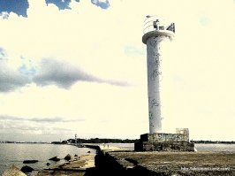 А это наш:
Даугавгривский (Усть-Двинский) маяк   один из маяков Риги, расположенный на левом берегу Даугавы вблизи от места её впадения в Рижский залив. Последние 3 фотки: Вал уходящий к морю, разделяющий реку Западная Двина (Даугава) и рижский залив. В конце, тоже что-то вроде маяка.
Источник: