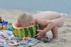 На самом деле плод арбуза называется тыквина, точно так же, как плоды других растений семейства Тыквенных (Cucurbitaceae) - дыни, тыквы, огурца. А дело в том, что тыквина - это разновидность ягоды! Ну чё? Может по ягодке? А как называть те, или иные культурные растения, каждый выберет для себя, как ему больше нравится.