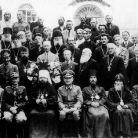 Это Вам не надо врать! Гитлер для германских женщин толкал в народ концепцию трёх К - "киндер, кюхе, кирхе", что переводится, как "Дети, кухня, церковь". 


Католическое духовенство и нацистские чиновники   Йозеф Геббельс (справа) и Вильгельм Фрик (левее).

Согласно показаниям бывшего офицера разведки армии США Уильяма Гоуэна в федеральном суде Сан-Франциско, чиновники Ватикана укрывали от ареста и суда нацистских военных преступников и коллаборационистов. Они также помогали укрывать и легализовывать собственность, отобранную у жертв нацистов, в том числе евреев. Так была оказана помощь Клаусу Барби ( лионский мясник ), Адольфу Эйхману, доктору Менгеле и Францу Стенгелю   начальнику лагеря смерти Треблинка[10].


Гитлерюгенд и СА призывают голосовать за партию "Немецкие христиане", 1933 год

В Италии с приходом местного фашизма к власти Католическая церковь получила даже больше власти и влияния, чем прежде (Латеранский договор, заключённый в феврале 1929 года). Наряду со значительными государственными дотациями она выговорила себе далеко идущие права вмешательства и контроля в области воспитания и семейной жизни. С 1929 оскорбление Папы Римского стало уголовно наказуемым преступлением[11].
 В фашистском государстве религия рассматривается как одно из наиболее глубоких проявлений духа, поэтому она не только почитается, но пользуется защитой и покровительством  Бенито Муссолини. Доктрина фашизма. 1932
Тесная связь между фашистским режимом и церковью была характерна для Румынии, Венгрии и Испании. Памятник Долина Павших, построенный по приказу генералиссимуса Франко, соединяет в себе как религиозную, так и фашистскую символику. В любом случае, религиозная мысль и религиозная жизнь в фашистском государстве строго цензурируется и контролируется государственной системой ввиду её тоталитаристской природы.

Кстати, сейчас в России тоже за оскорбление чувств верующих статью ввели. 


Православие рассматривалось национал-социалистами как важный инструмент борьбы против своих политических противников и повышения своего авторитета в странах с преимущественно православным вероисповеданием (СССР, Румыния, Болгария, Греция). В свою очередь, воинствующий антибольшевизм фашистов был положительно воспринят рядом православных иерархов белоэмигрантской среды[18].
В течение 1920-30-х годов национал-социалисты предприняли ряд мероприятий для сближения с православием в Германии. Рейхсминистерство религиозных культов поддержало Германскую епархию Русской зарубежной церкви (РПЦЗ), находившейся в оппозиции к Московскому Патриархату, и предоставило ей государственный статус  корпорации публичного права , имевшийся только у лютеран и католиков. В 1938 году нацисты финансировали строительство в Берлине нового кафедрального собора Воскресения Христова РПЦЗ на Гогенцоллерндамм, а также капитальный ремонт 19 православных храмов. При этом, храмы другой русской православной юрисдикции   Западноевропейского экзархата русских приходов   были конфискованы и переданы РПЦЗ[18].
Первоиерарх РПЦЗ митрополит Анастасий (Грибановский) в благодарственном письме писал министру Гансу Керлу:  В то время, когда Православная Церковь на нашей Родине подвергается беспрецедентным преследованиям, нас особенно трогает внимание Германского правительства и ваше лично, пробуждает в нас чувство глубокой благодарности германскому народу и его славному вождю Адольфу Гитлеру и побуждает нас к сердечной молитве за его и германского народа здоровье, благополучие и о Божественной Помощи во всех их делах [19]. Вместе с тем, в отношениях нацистов с православной церковью имели место и трения: так, в 1938 году, немцы потребовали от Синода РПЦЗ отзыва берлинского архиепископа Тихона (Лященко) по обвинению в сочувствии к евреям.
После начала Второй мировой войны и оккупации Польши немецкие власти передавали Польской Православной Церкви церковное имущество, отобранное ранее польскими властями, а также поддержали открытие в Бреслау православного богословского института[18].

Руководство РПЦЗ желало использовать начавшуюся войну с СССР для возрождения церковной жизни в России. Начиная с 26 июня 1941 года митрополит Анастасий неоднократно обращался в Берлин с предложениями о создании на оккупированной территории СССР своего церковного управления, но не нашёл поддержки у германского руководства из-за противодействия Министерства восточных территорий, возглавлявшегося Альфредом Розенбергом[20]. Вторжение Германии в СССР приветствовал парижский иерарх РПЦЗ митрополит Серафим (Лукьянов):  Да благословит Всевышний великого Вождя Германского народа, поднявшего меч на врагов самого Бога  Да исчезнут с лица земли масонская звезда, серп и молот [18].

В позиции немецких властей на оккупированных территориях СССР сочетались взаимоисключающие подходы. С одной стороны, рейхсминистр Альфред Розенберг стремился к возрождению на подконтрольных Германии территориях религиозных групп, в том числе православия, с помощью создания автономных и неподотчётных друг другу церковных структур, исключая возможность возникновения единой мощной церковной организации[23]. Гитлер следующим образом выразил своё мнение:
Мы должны избегать, чтобы одна церковь удовлетворяла религиозные нужды больших районов, и каждая деревня должна быть превращена в независимую секту. Если некоторые   захотят практиковать черную магию   мы не должны ничего делать, чтобы воспрепятствовать им.   наша политика на широких просторах должна заключаться в поощрении любой и каждой формы разъединения и раскола[24]
С другой стороны, нацистскому руководству и генералитету Вермахта на оккупированных территориях предпочтительнее было существование единой православной церкви, хотя бы в каждом из регионов (Прибалтика, Украина). Более того, на совещании в рейхсминистерстве восточных земель 20 июня 1942 было принято решение, что для оккупационных властей выгодно объединение всех православных вокруг московского экзарха с целью выселения их после войны в рейхскомиссариат  Москва [18].
На оккупированных территориях по инициативе населения и часто при поддержке немецкого командования к храмовому богослужению возвращались тысячи приходских и монашеских общин, в советское время ушедших в подполье[25]. Некогда закрытые храмы впервые за долгие годы были отреставрированы и переполнены молящимися. На оккупированных территориях одно время оказалось больше действующих храмов, чем во всей остальной Советской России[26][27], что во многом способствовало изменению отношения советской власти к Русской Церкви, которая из гонимой к середине войны превратилась в возрождающуюся.
Вместе с тем, в Прибалтике произошло расширение территории Русской Православной Церкви и укрепление власти митрополита Сергия (Воскресенского). Попытки иерархов Латвии и Эстонии о создании автономных церквей были пресечены гитлеровским руководством. Оккупационные власти разрешили митрополиту Сергию сохранить каноническую связь с Патриархией, заключавшуюся в возношении имени Местоблюстителя на богослужении.
В Белоруссии немецкие власти сделали ставку на создание национальной белорусской автокефальной церкви, опираясь здесь на белорусских националистов, приехавших сюда из Чехии и Польши. Несмотря на это, в марте 1942 митрополитом Минским и Белорусским был избран архиепископ Пантелеймон (Рожновский), который смог сохранить каноническое подчинение большей части белорусских православных Москве. После освобождения Белоруссии советскими войсками белорусские архиереи во главе с Пантелеймоном уехали в Германию, где примкнули к РПЦЗ.
Что касается Украины, то здесь национал-социалисты лавировали на противоборстве нескольких православных церквей, попеременно поддерживая их. За время немецкой оккупации на территории Украины было открыто 5400 храмов и 36 монастырей, были организованы пастырские курсы.
Православная церковь вела активную деятельность на оккупированных территориях РСФСР. Только в Смоленской области было открыто 60 храмов, в Брянской и Белгородской не менее 300, Курской   332, Орловской   108, Воронежской   116. Значительную активность проявляла Псковская миссия[18].
Всего за три года оккупации было восстановлено более 40 % от дореволюционного количества церквей. В советской литературе говорится о 10 тысячах храмов. Кроме того, было воссоздано около 60 монастырей   45 на Украине, 6   в Белоруссии и 8-9   в РСФСР[14].
Псковская православная миссия

Псковско-рижская газета  За родину  с заглавием статьи:  От имени русской православной церкви: Господи, ниспошли Адольфу Гитлеру силу для окончательной победы [28]. На фото Сергий (Воскресенский).

Псковская православная миссия действовала в годы Великой Отечественной войны на оккупированной немецкими войсками территории Северо-Западных епархий России: Санкт-Петербургской, Псковской и Новгородской, а также Прибалтики. Инициатором создания Миссии был митрополит Виленский и Литовский Сергий (Воскресенский). В условиях немецкой оккупации он сумел сохранить каноническое единство Прибалтийских епархий с Русской православной церковью. Основу Псковской миссии составили русские священники из Рижской и Нарвской епархий[29][30][31]. 18 августа 1941 года в этот город прибыли первые 14 миссионеров-священников, среди которых были как выпускники православного Богословского института в Париже, так и деятели Русского Христианского Союза[23]. В новооткрытых храмах за богослужениями поминали митрополита Ленинградского Алексия (Симанского), в чьей епархии служили миссионеры, подчеркивая, что миссия   часть Русской Церкви. 
Значительным церковным событием того времени была передача Церкви Тихвинской иконы Божией Матери. Икона была спасена из горевшего храма в Тихвине при участии немецких солдат и передана Церкви немцами.

Митр. Сергий (Воскресенский) и монахи Псковско-Печерского монастыря (РПЦ) с немецкими офицерами. 1941 год