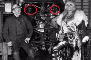 Выражение лиц рабочих...доставляют