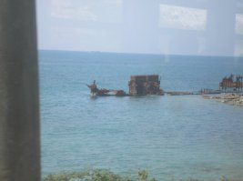 10 лет назад ещё что то торчало из воды (фото из электрички), а в детстве я ещё в машинное отделение лазил.