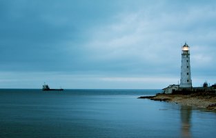 Хлопцы а есть кто с Одессы, я не помню давно не был в районе ул Заболотного, Лузановка, Крыжановка, там по левую сторону маяк был, я в гости приезжал, там пляж еще пустынный был но лет 20 пршло, не знаю, что там, это не он?