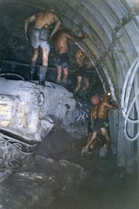 Нормально выматываются и шахтеры и сталевары и дирижеры и оперные певицы.
Сколько калорий сжигает дирижер за концерт
Согласно Роберту Лютеру, главному дирижеру Башкирского театра оперы и балета, в США было проведено исследование, в результате которого выяснилось, что дирижер тратит за один вечер столько психической энергии, сколько шахтер за четыре месяца. 
Вот уж воистину кому нужно давать молоко за вредность!
За шахтеров львиную долю работы выполняют машины и это я знаю от человека проработавшего на шахте.
Основные: горнорабочий очистного забоя (ГРОЗ), проходчик, забойщик
Вспомогательные: горнорабочий подземный (ГРП), машинист подземных установок (МПУ), электрослесарь подземный, мастер-взрывник, стволовой, раздатчик взрывчатых материалов, коногон.
Мастер-взрывник сильно выкладывается?
Вот проходчики бесспорно!

А вот работа на сцене для фанатов, тоже не малый труд. И это с учетом турне где по несколько концертов в разных городах + переезд или перелет. Разные часовые пояса.
Ну о чем вы?