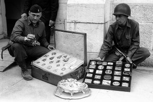 У союзничков и без постановок косяков хватит на всех. То массовые изнасилования, за сотни тысяч случаев расстреляли десяток негоров, то состояния из золотых зубов, половину галерей обнесли, а теперь фильмы снимают как спасали от советских солдат, а сами как из Ирака вывозили составами. Всё задокументировано и подшито и петергофский фарфор с которого Рузвельт в гостях у Мюллера ел. А велосипед это да, кража века, странно, что не в журнале LIFE, янтарную бы комнату лучше вернули.