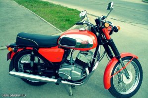 Что то от этого поста дилетантщиной попахивает. Похоже, какой то школоло писал. Во первых - 4-х тактные Явы делали еще в 70-е годы для американского рынка. Во вторых - с весом моцыка непонятки. Старая Ява с двухтактником весила 198 кг. Я сам на такой ездил 8 лет. 4-х тактник, по любому, должен быть тяжелее. В третьх - зачем китайцам спидометр с милями? Короче, Ява класный мот БЫЛ. Время его ушло. Теперь только ностальгия осталась, а если покупать сегодня, то за такие же деньги лучше б/у японца взять. На первой фотке - моя "родная"  Jawa 350- 634-8-00, отслужила верой и правдой с 1979 по 1987 год. на второй - Honda VFR 800, это то, что я бы сейчас взял за те же 4000 $ б/у в хорошем состоянии. Аппарат ВЕЩЬ!!!!