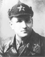 Мой дед Трифон Васильевич. Отсидел десятку на Соловках по 58-ой (троцкизм). В 37 вышел. Определили на поселение в Карелии, в Медвежьегорске. В 40-ом призвали на финскую. Получил контузию. С 41-го по 45 служил интендантом при военном госпитале, т.к. к строевой службе был негоден. Войну закончил в Польше. После войны работал учителем, потом директором магазина. Умер в 1973 году от диабета.
Второй дед, Павел Павлович, не служил. Еще в 18-ом году получил травму. Тупо упал с лошади, находясь в банде Котовского. Три года в оккупации. В конце оккупации скрывался от фашистов в посадках и соседних селах. На него донесли, что он прятал у себя евреев. Действительно прятал. Посмертно получил от евреев звание Праведник Мира, как и бабушка. Умер в 1982 году от пневмонии. 
Мой двоюродный дядя (на фото). Старше отца на 30 лет. Летчик. Погиб в первые месяцы войны. Леонид Леонтьевич. Погиб над родным селом. Фрунзовкой Одесской области.