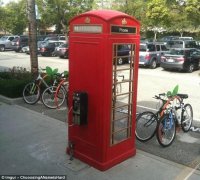 Да я зануда, но я повторюсь :)

Это вход в лифтовое машинное помещение - туда попадают при помощи стремянки или приставной лестницы, а посторонним там делать нечего



А вот эти два устройства приспособлены для "колясочников"