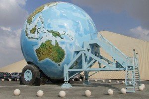 Арабский шейх Хамад соорудил необычный дом для путешествий по пустыне. Он выполнен в виде земного шара. Дом планета - это на самом деле дом на колесах. Как и положено земному шару, он приплюснут на полюсах. Высота этого строения - 12 метров, а ширина 20 метров (4 этажа). Дом на колесах шейха Хамада в 1993 году попал в Книгу рекордов Гиннесса.