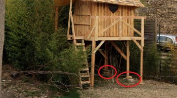 Видно, что не наш человек делал. Непрочная конструкция на шатких камнях вместо фундамента.