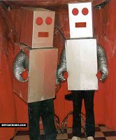 А мы с отцом мне в классе 2-м, 3-м тоже смастерили мне на новогодний утренник в школе костюм робота из картона, простые прямоугольные формы, как на фото :). Только покрашено было алюминиевой краской, были антеннки и вроде лампочка вместо носа , точно не помню, было это где то в годах 1977 - 78. Выбора материалов для основы и отделки не очень.