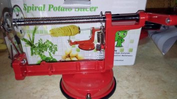 Можно и поспорить.
Вот эта штуковина,
которая вот так режет картошку,
окупается на курорте за пол-дня.
Одна порция картошечки (шпажка), из одной картофелины за 50-100 руб, иногда очередь выстраивается.