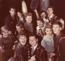 Привлекательная девушка. Ее лицо мне показалось знакомым. Не знает ли кто?