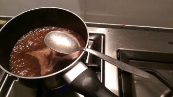 Гениально! Мало того, что эта ложка качается на краю кастрюли, так еще и нагреется так, что, как минимум, ожог оставит на пальцах, а после того как ее, горячую и грязную швырнешь после ожога еще и куда-нибудь в угол, так и еще и кухню отмывать!