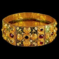 Железная корона лангобардов.
Древнейшая из дошедших до наших дней королевских регалий Европы. Железная корона получила свое название от узкой полосы железа шириной приблизительно один сантиметр, идущей по внутренней ее части. Согласно традиции эта полоса представляет собой расплющенный гвоздь   один из тех гвоздей, которыми Иисус Христос был прибит к кресту.
История Железной короны восходит к 324 году