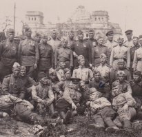 смотри, где парадные кителя и отглаженные гимнастерки, где хромовые сапоги?