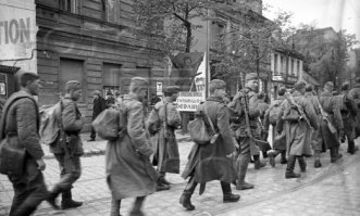 смотри, где парадные кителя и отглаженные гимнастерки, где хромовые сапоги?