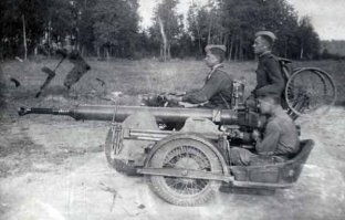 В 1944 году была создана мощная и легкая авиадесантная пушка ЧК-М1 калибром 37-мм. Оружие военным понравилось, но родные колеса орудия годились только для перекатывания по позициям, а для буксировки уже оказались не приспособлены. Было принято нестандартное решение - поставит орудие на мотоцикл.
В качестве транспортного средства был выбран мотоцикл  Харлей Давидсон , ему отдали предпочтение из-за исключительной мощности и надежности. Получилось полноценная самоходная артиллерийская установка - мото САУ. Мотоцикл был не только средством для перевоза пушки, орудие могло вести огонь с ходу.
Орудийный расчет оснащался двумя мотоциклами на каждое орудие. На одном размещались пушка, наводчик, заряжающий и водитель. На втором   командир, подносчик снарядов и водитель.
После войны от орудия ЧК-М1 и соответственно от мото САУ отказались, в пользу легких низкобаллистических безоткатных орудий с кумулятивными выстрелами и РПГ.