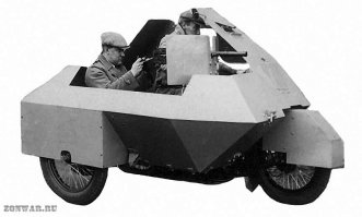 В период между двумя мировыми войнами датское правительство свело военные расходы до минимума. Из-за отсутствия финансовых средств военные пришли к идее создания бронированного мотоцикла. По чертежам, разработанным датскими военными специалистами, шведская фирма  Ландсверк  изготовила бронирование, которое было установлено на мотоцикл  Харлей Дэвидсон , вооруженный 8-мм пулеметом  Мадсен  смонтированным в коляске за полукруглым бронещитом. Однако такая нагрузка оказалась чересчур велика даже для такой мощной машины, как  Харлей . Им было трудно управлять даже на обычной дороге с твердым покрытием, а езда по пересеченной местности на мотоцикле с коляской при перегруженной подвеске была настоящим испытанием. Бронированные мотоциклы  Харлей Дэвидсон  выпускались с 1932 по 1935 год, после чего, учитывая сложности в их эксплуатации, было принято решение свернуть этот проект.