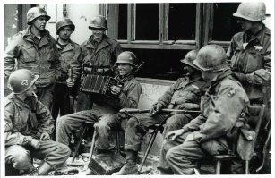 Ну тогда вот фото союзников Германия 1945 год (5-8 мая). Тоже не видать наглаженной формы, не находишь?