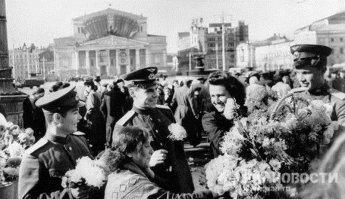 в пыли всех стран, которые проползли на пузе, в выцветших от солнца и дождя гимнастерках и пилотках, в стоптанных сапогах, протоптавших не одну сотню километров, лица - осунувшиеся и уставшие от вечного недосыпания. (ц)

очень поэтично, конечно, но я не нашел невыспавшихся, осунувшихся и грязных офицеров и рядовых РККА на фото празднования Победы.