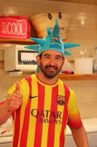 Вот это рынок в Барсе, супруги продавцы и одновременно болельщики, перед игрой