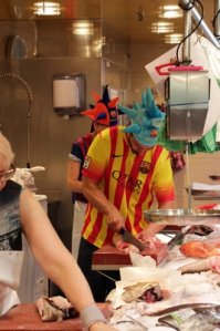 Вот это рынок в Барсе, супруги продавцы и одновременно болельщики, перед игрой