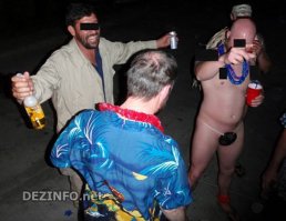 А ни чо так ... "культурно" встречают ... Санта Клауса пиндосы. В  том же Афгане. Приучают так сказать афганцев к "западному образу жизни"