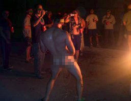 А ни чо так ... "культурно" встречают ... Санта Клауса пиндосы. В  том же Афгане. Приучают так сказать афганцев к "западному образу жизни"