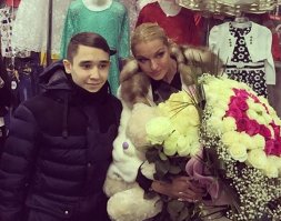 Это она не покупает, а цветами там торгует.