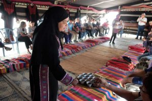 Я общаюсь с арабами. они говорят помидор. Кстати сарафан тоже арабское слово и кальсон на арабском штаны. на фото бедуинский сарафан.