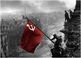 Недавно видел реально хорошую наклейку. Помимо знаменитого фото(ниже) и ордена победы, было фото деда, в орденах с фамилией и к сожалению годами жизни. Но это реально самое что ни на есть "Спасибо деду".